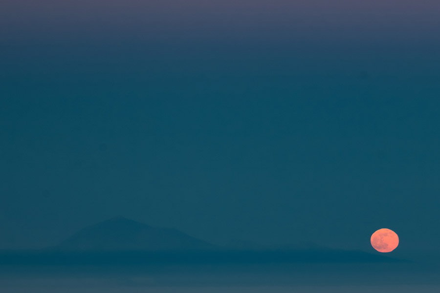 Von La Palma aus, der Mond, und man muss genau hinsehen, linke, untere Seite, Teneriffa