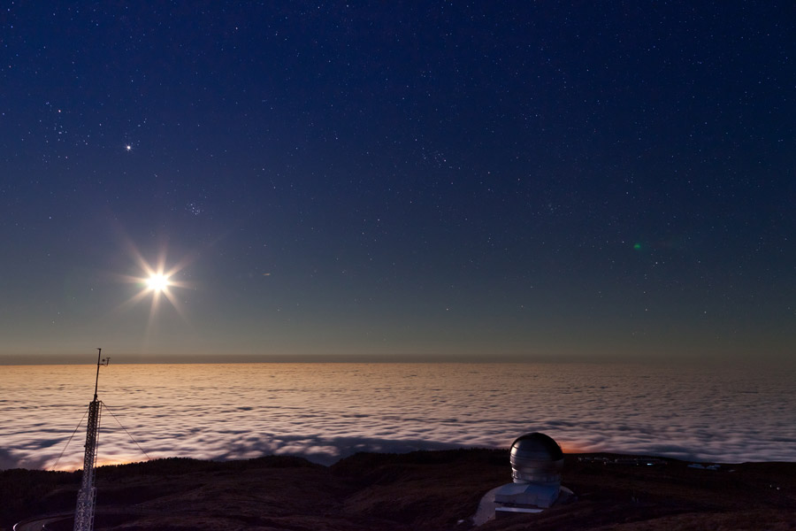 Vom hochsten Punkt La Palma aus, das Grantecan, der Mond und die Passatwolken, welche auf vielleicht 1200 Metern Höhe liegen