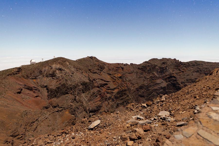 Auf dem höchsten Berg der Insel La Palma, am Rande der Caldera de Taburiente, im Hintergrund das Teleskop William Herschel