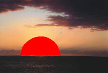  Ein Roter Riese versinkt am Horizont in Purto de Tazacorte. La Palma Astrophysik