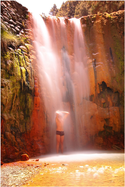 La Palma Spezialdusche, am Farbenwasserfall in der Caldera de Taburiente