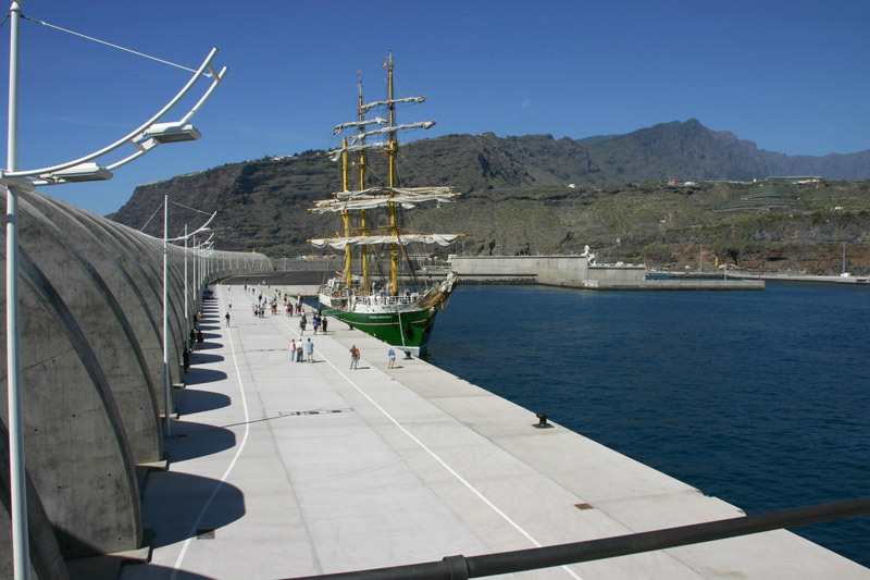 Dieses Bild stammt aus dem März 2015, als die Alexander von Humboldt 2 als erstes Schiff den der neuen Hafenmole in Puerto de Tazacorte anlgete. - Seit dem ist diese Mole, für immerhin an die 50 Millionen Euro, weiterhin verwaist.- Der versprochene Fähr- und Frachtbetrieb, wie von der EU versprochen, wurde niemals aufgenommen 