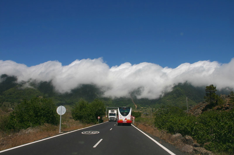 Die schicken Busse der Transportes Insular de La Palma, kurz TILP schlupfen unter dem Wolkenwasserfall der Brisa hindurch in den Tunnel, um auf die andere Inselseite zu kommen. - Damit der Himmel sanft auf die Erde fällt, dafür scheinen die Passatwolken auch da zu sein