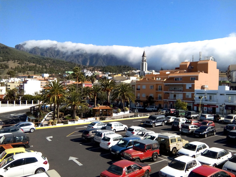 Sollte , wie hier, die Brisa auf der linken Seite des Bildes bis über die Punta de Los Roques ihre Wolken decken, dann dauert der Fallwind meist eine Woche lang und ist sehr stark