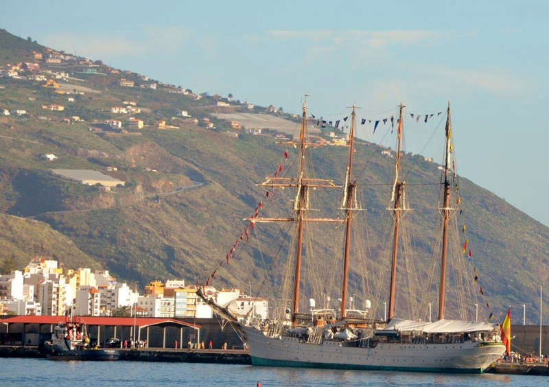 Das Schulschiff der spanischen Marine, Juan Sebastan de Elcano im Hafen von Santa Cruz de La Palma. - Bild von Federico