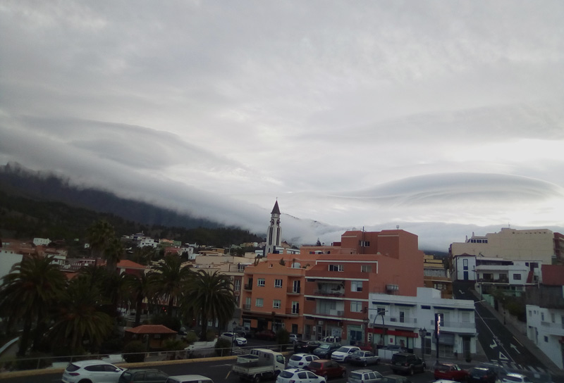 Altocumulus lenticularis der sicherste Regenanzeiger auf La Palma. Man kann, nach solchen Wolken, innerhalb der kommenden sechs Stunden mit Regen rechnen. - Wieder einmal bestätigt auf La Palma. Hier vom Parkplatz des Supermarktes in El Paso aus
