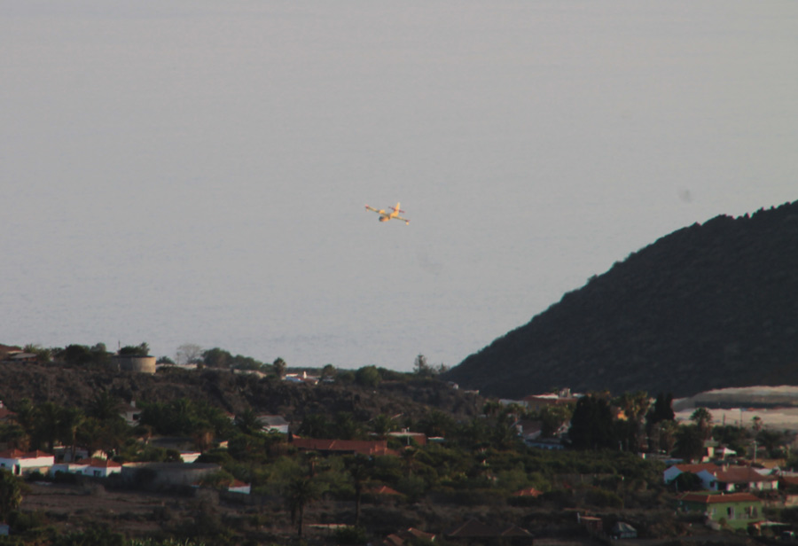 Ein Canadair-Löschflugzeug, hier Foca genannt, setzt zum Wasseraufnehmen vor der Westküste La Palmas an 