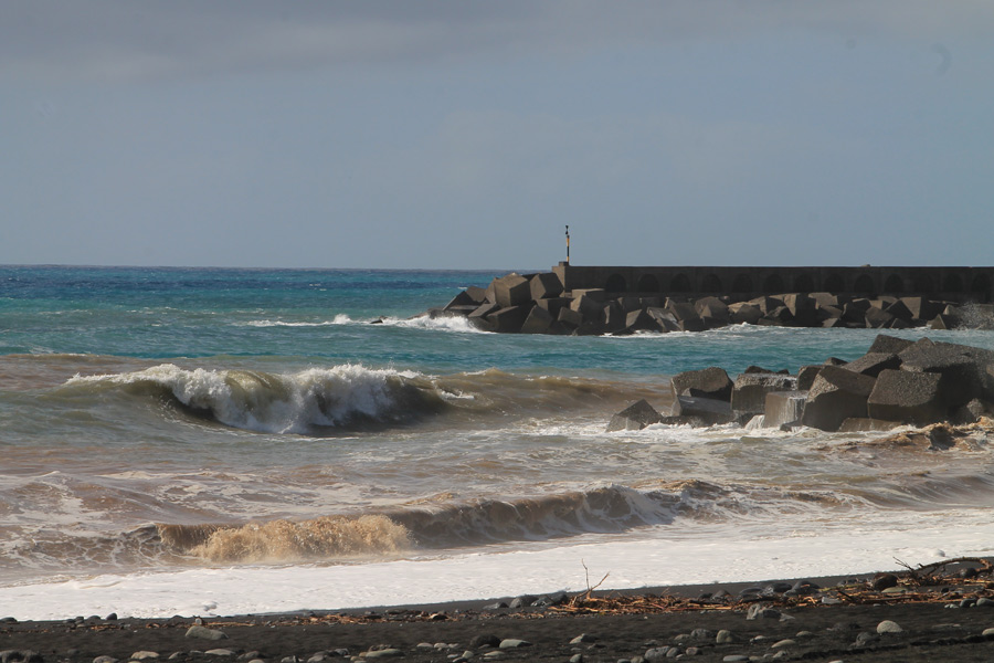 Es kommt braunes Wasser in Puerto de Tazacorte an, ausgewaschen vom Regen aus der Caldera
