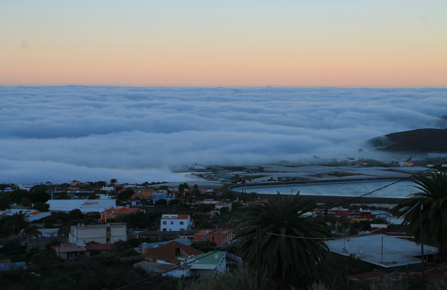 wolken dicht über dem Atlantik auf der Westseite La Palmas, ein Anzeiger für kommende Hitze am Tag
