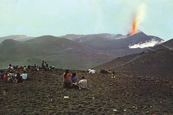 Der Teneguía-Ausbruch von 1971 war ein gesellschaftliches und touristisches Großereignis,
das La Palma erst als Urlaubsinsel bekannt machte (historisches Foto - Zukünftige vulkanische Entwicklung La Palmas und der Kanareninseln, nach Rainer Olzem und Timm Reisinger