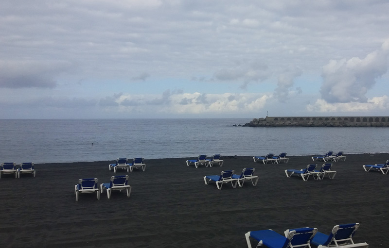 social distancing in Puerto de Tazacorte mit Maßband und Wasserwaage auf La Palma gezogen